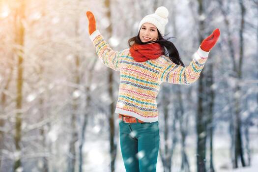 hermosa joven mujer al aire libre. disfrutando naturaleza, invierno foto