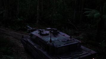 Militär- Panzer navigieren durch dicht Urwald unter niedrig Licht Bedingungen video