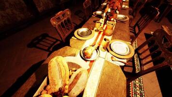 uma festivo mesa espalhar com vários Comida e bebidas dentro uma rústico configuração video