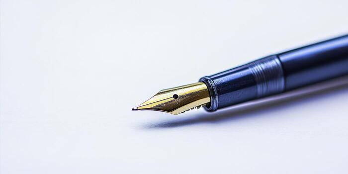 un bolígrafo con un oro propina es en un blanco antecedentes foto