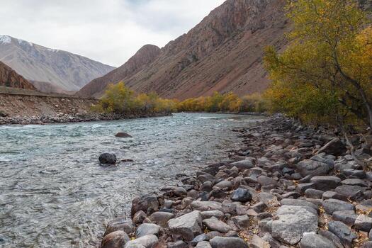 cocinar río, montaña río en naryn región de Kirguistán. foto