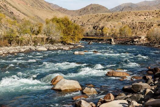 cocinar río, Djumgal Kirguistán, roto puente en el río. foto