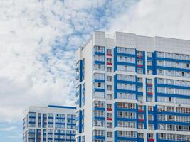 moderno hermosa nuevo Alto residencial edificios de colores pared en el antecedentes de azul cielo. Copiar espacio. foto