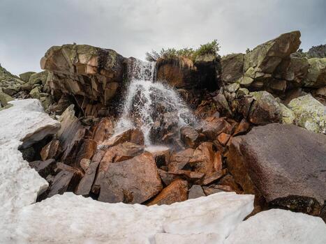 cascada entre cantos rodados en remoto montañas foto