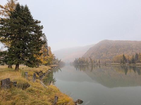tranquilo, calma otoño río en el lluvia. hermosa brumoso montaña paisaje con amplio Discusión río. oscuro atmosférico ver a río entre montañas en brumoso y lluvioso clima. foto