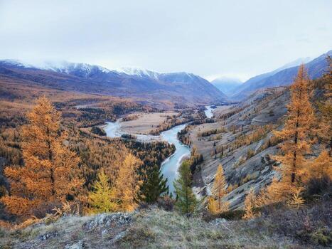 granito acantilado encima el río. maravilloso devanado turquesa río foto