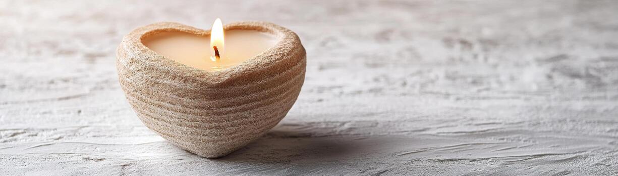 esta en forma de corazon vela caracteristicas un único parecido a una piedra textura y suave beige tonos, creando un rústico aún elegante Mira adecuado para ninguna decoración. Perfecto para agregando calor a ninguna espacio foto