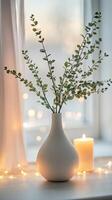 elegante florero con plantas y vela en antepecho foto