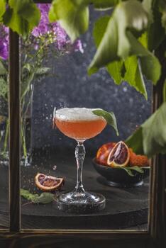 refrescante sangre naranja cóctel adornado con sabio en elegante cupé vaso foto