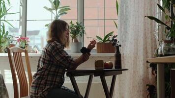 mulher medidas sangue pressão usando sangue pressão monitor em dela pulso às casa video