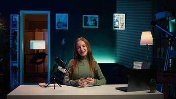 optimistisk innehåll skapare i studio filmning själv diskuterar ämnen av intressera för generation z fanskara. glad internet stjärna talande i mikrofon, inspelning targeting gen z tittare, kamera b video