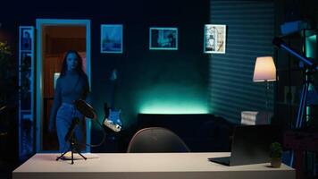 de bonne humeur fille en arrivant dans studio, tournage se discuter les sujets de l'intérêt pour génération z base de fans. optimiste médias étoile entrer Accueil studio, enregistrement ciblage gen z les spectateurs, caméra b video