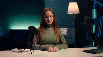 optimistisk innehåll skapare i studio filmning själv diskuterar ämnen av intressera för generation z fanskara. glad internet stjärna talande i mikrofon, inspelning targeting gen z tittare, kamera en video