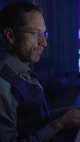 uma focado e determinado profissional acionado dentro trabalhos atrasado tarde em Móvel dispositivo dentro escuro luz video