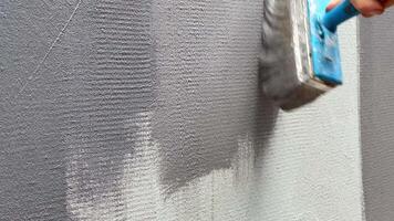 The process of applying quartz wall finishes is shown, highlighting the intricate textures forming as layers are added, transforming a plain surface into a modern masterpiece video