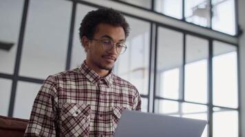 homem trabalhando em computador portátil dentro moderno escritório video