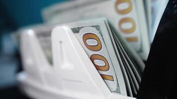 Währung Austausch von einer hundert Dollar Banknoten. Maschine Zählen Geld. Makro Schuss Kasse Zählen Maschine rechnen 100 Dollar Rechnungen video