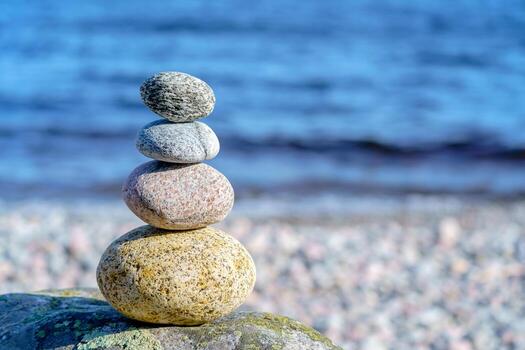 pirámide de redondo piedras inestable equilibrar de Roca objetos. foto