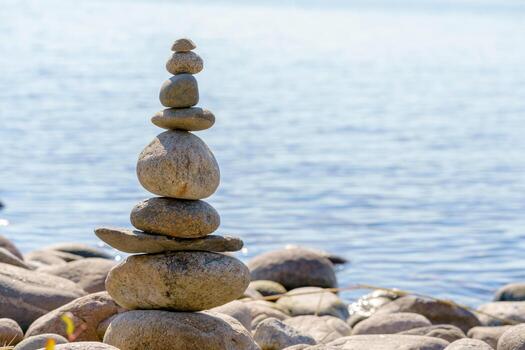 un pirámide de piedras en el apuntalar de un lago. un inestable equilibrar de Roca objetos. un idílico estado de naturaleza. foto