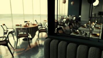 esvaziar de luxo restaurante com elegante mesas de ampla janelas dentro a tarde video