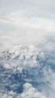 dynamisch visie van lucht van pluizig wolken en blauw lucht. sereen horizon, rustig atmosfeer, etherisch antenne perspectief, toneel- wolkenlandschap, en vredig natuurlijk schoonheid. video