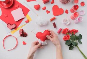 Step by step instructions. How to make a heart pin cushion. Step 4 stuff it with sintepon or cotton photo