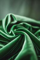 vibrante verde terciopelo textura con amable pliegues evocando blandura y riqueza de natural fibras vibrantes verde terciopelo textura con amable pliegues evocando blandura y riqueza de natural fibras foto