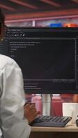 vertical programador tipos código para dentro pc, entrando comandos, corrida roteiro. africano americano isto profissional dentro apartamento fixação erros dentro aplicativo, implementando Novo características, Câmera b video