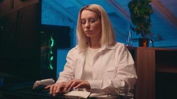 sério o negócio mulher caucasiano empresária criptografia comerciante bitcoin negociação conectados noite trabalhos viciado às casa excesso de trabalho triste fêmea menina programador digitando computador código polegar baixa não gostar mau resultado video