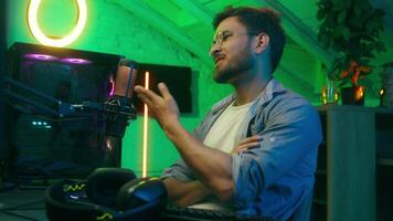 enojado fracaso enojado agresivo llamada programador cripto hacker hablando argumento perdido juego caucásico hombre flámula masculino chico empresario negocio computadora corriente hablando micrófono a hogar oscuro neón video