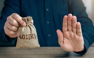 Features of a 401k retirement plan. Feature warnings. Advantages and disadvantages. Suspension of the pension savings program. Risks. A financial advisor advises caution. photo