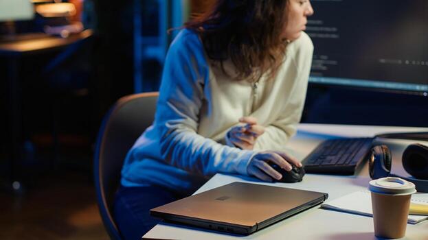 teletrabajo programador llegando en hogar oficina, Listo a seguro empresa servidores desde virus ataques por codificación. eso empleado comenzando trabajo cambio, edificio cortafuegos proteger datos desde amenazas, cámara un foto