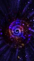 ein lila-violett Spiral- Galaxis, zusammengesetzt von Tausende von leuchtend Partikel, glatt Änderungen Perspektive, emittieren Streams von Plasma in Raum. video