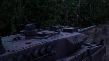 Panzer positioniert strategisch im dicht Urwald Terrain während Dämmerung Std video