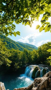 el cascada es rodeado por arboles y un claro azul cielo foto