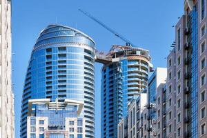 construcción de moderno residencial rascacielos con suave líneas de fachadas. foto