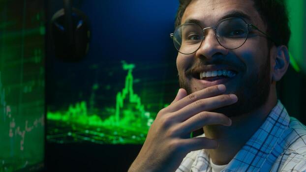 pensativo pensativo árabe indio hombre pensando reflexionando solución programador descifrador hacker trabajador ciberespacio análisis masculino chico perplejo comerciante corredor persona de libre dedicación dudoso cara en línea ingeniero desarrollador foto