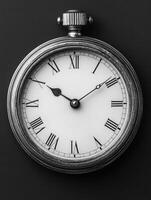 un Clásico plata bolsillo reloj con romano numerales en un oscuro antecedentes. foto