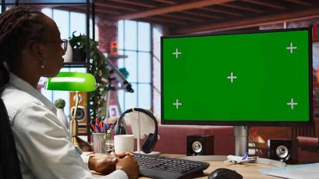 mujer disfrutando ocio hora a hogar, utilizando verde pantalla computadora a texto amigos. persona hablando con compañeros en social red en línea sitio web, utilizando Bosquejo ordenador personal monitor, cámara un foto