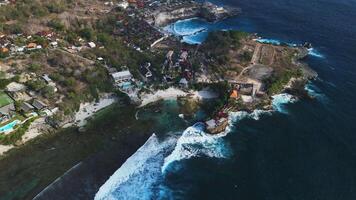Nusa Ceningan-C ... ilha litoral com resorts e hotéis e oceano ondas, zangão Visão video