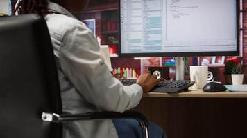 sistema administrador tipos código para dentro pc, em desenvolvimento Programas, entrando comandos. isto profissional às casa fixação erros dentro aplicativo, implementando Novo características, ouvindo música, Câmera uma jib acima tiro video