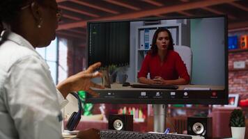 mujer haciendo videollamada entrevista con humano recursos representante, aplicando para empresa posición. candidato a hogar haciendo teleconferencia reunión con hora empleador, cámara un video