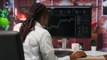 dag näringsidkare använder sig av pc till inköp och sälja lager, läsning filer, siktar till kapitalisera på marknadsföra trender och fluktuationer. investerare spårning stock forex trender på dator övervaka, kamera b video