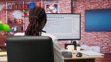 Programas desenvolvedor às pc codificação, criando Programas, implementando algoritmos. isto especialista dentro casa escritório trabalhando com código editor, construção formulários, otimizando desempenho, Câmera b panning tiro video
