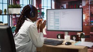 alegre Programas desenvolvedor às computador esperando para código para terminar compilando, a comemorar depois de gerenciando para faço isto corre sem erros. mulher feliz depois de acabamento trabalhos em algoritmo roteiros, Câmera uma video