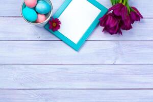 Pascua de Resurrección antecedentes con tulipanes, huevos . parte superior ver con Copiar espacio foto