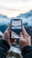 capturar asombroso montaña puntos de vista con un teléfono inteligente a puesta de sol en un Nevado paisaje foto