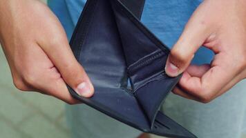 The poor man looks at the empty wallet 02 video