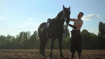 een Mens wandelingen met een paard in de veld- 03 video