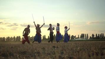 groupe de cosaque Hommes dans traditionnel vêtements balançant et filage tranchant chachkas 03 video